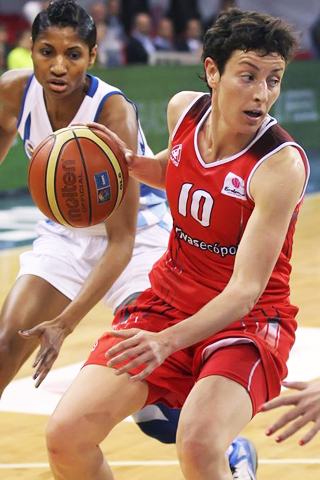 La base del Rivas Ecópolis, Elisa Aguilar, controla ante la defensa del Fenerbahce turco