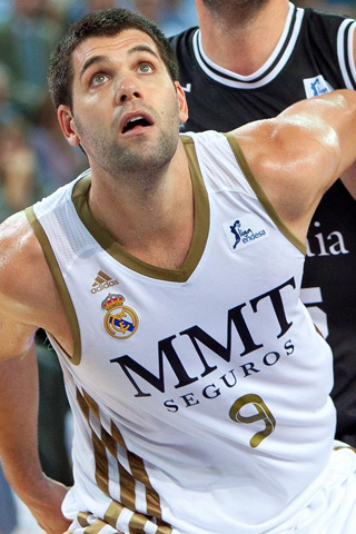 La base del Rivas Ecópolis, Elisa Aguilar, controla ante la defensa del Fenerbahce turco