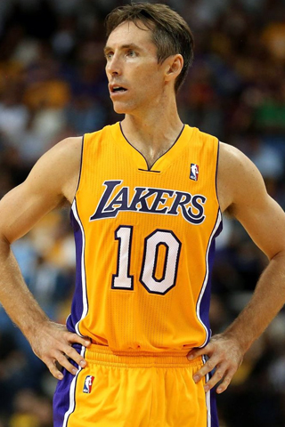 Nash, no pudo jugar 24 de los primeros 26 partidos que los Lakers disputaron debido a la lesión que sufrió en la rodilla izquierda