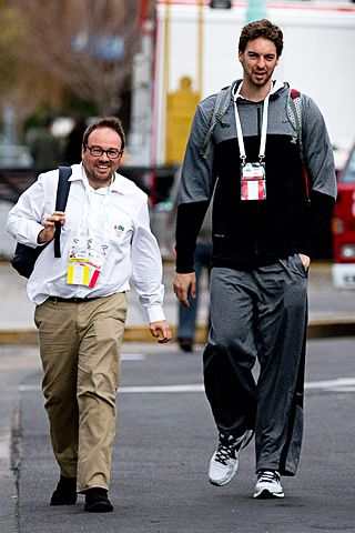 El basquetbolista español, Pau Gasol, en una imagen simpática de su caminata por Puerto Madero